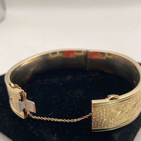 victorian hinged bangle bracelet. intricate floral design safety chain. - Picture 9 of 9